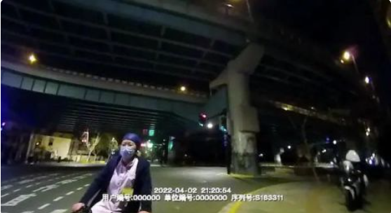 深夜，女护士为何骑着共享单车冲向警察？